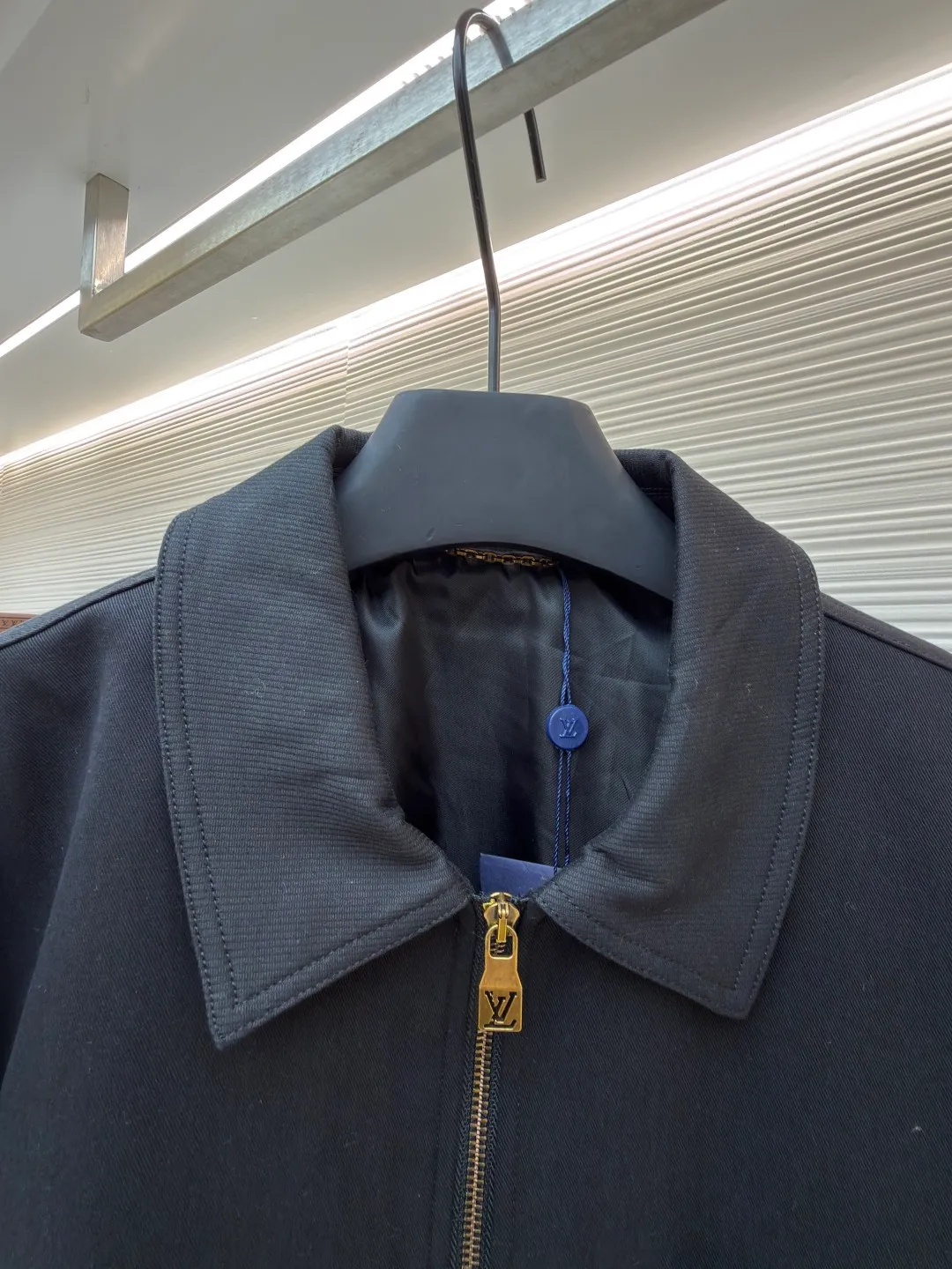 LOUIS VUITTON checkerboard pocket zipper jacket ●Item number: 1682123-B50 ●Material: cotton twill fabric ●Technology: heat-pressed lamination ●Color: black ●Version: fitted version ●Weight: about 860 grams ●Size: S-M-L-XL ●Description: This Louis Vuitton black lapel zipper jacket shows the brand's exquisite craftsmanship. The body is made of high-density twill fabric. It has been pre-shrunk and shaped and ironed to give the fabric a crisp silhouette and wrinkle resistance, smooth touch and excellent wear resistance. The placket is equipped with a customized metal zipper. The zipper teeth are precision polished and gold-plated, making it smooth and durable. The zipper head is engraved with the brand's classic logo, and the details highlight the texture. The body pockets are made with welt bag technology, and the edges of the pockets are reinforced with double-needle stitching, which not only ensures practicality but also makes the fit neater. The chest patch pockets are spliced ​​with fabrics of different textures, and the hot-pressing lamination process makes the splices smooth and free of glue marks. The lapel part has been three-dimensionally cut and hand-drawn to fit the neck line and is not easily deformed. Every stitch follows strict stitch length standards, perfectly combining simple design with exquisite craftsmanship. The overall wiring is straight and delicate, the fabric is comfortable and soft, and the color is consistent without color difference. It can be matched with the same style to create a fashionable look and control various occasions. Customized accessories, complete with three standards, same style for men and women!
